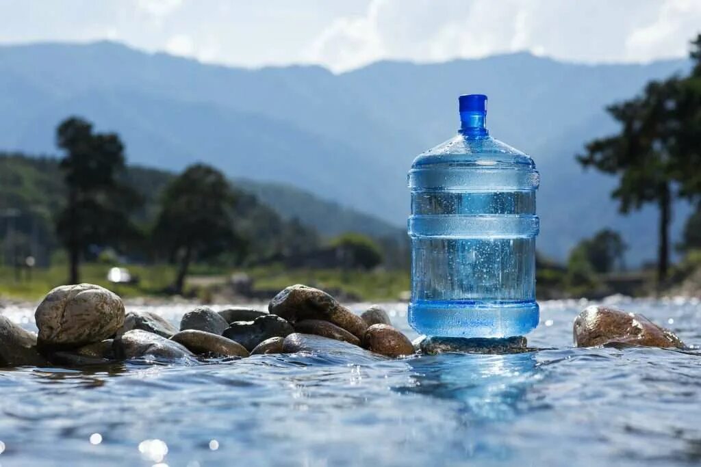 Природный источник минеральной воды. Бутылка воды на природе. Бутилированная вода компании. Бутилированная вода в Индии.