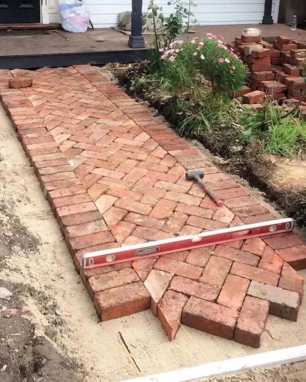 Дорожка из кирпича на даче. Садовые дорожки. Как сделать дорожку из кирпича. Дорожка в сад. Садовые дорожки из кирпича.