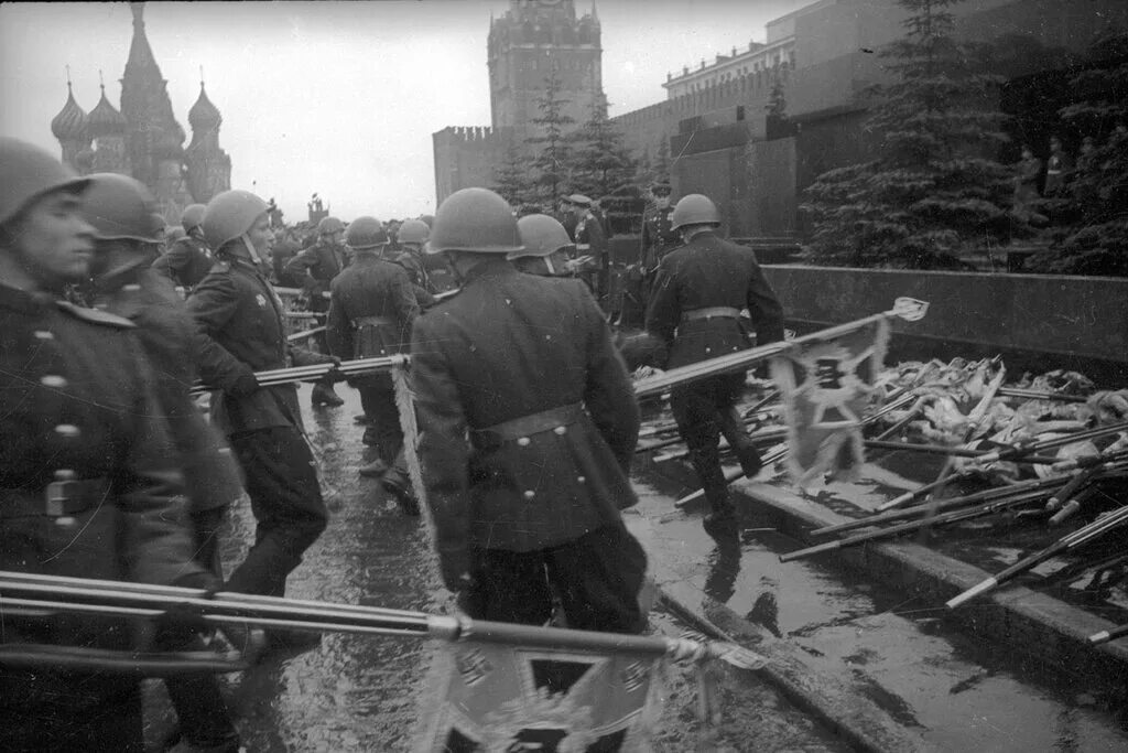 Мавзолей Ленина парад Победы 1945. Парад Победы 1945 трибуна мавзолея. Парад Победы 24 июня 1945. Сожжение фашистских флагов 1945. 24 июня 20 года