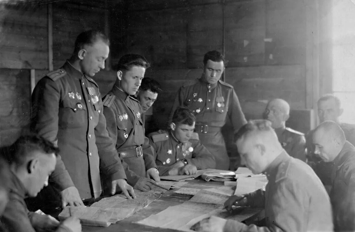 1945 го. Кенигсберг 1945 командующий фронтом. взятие восточной пруссии 1945. штаб 1 гвардейской армии в германии. полевой штаб ркка.