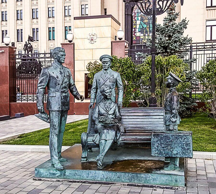 В каком городе стоит памятник героям. Памятник фильму офицеры в москве. памятник офицеры на фрунзенской набережной. памятник лановому в москве. памятник героям фильма офицеры в москве.