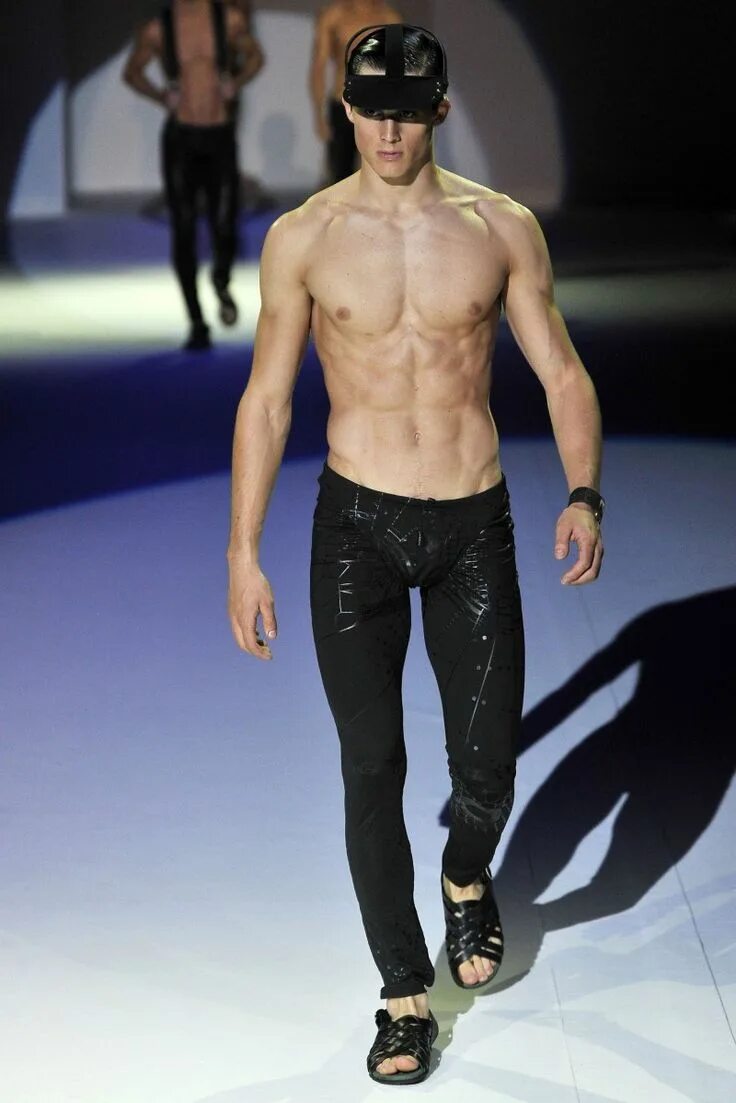 Подиум мужчин видео. Dolce & gabbana spring_summer 2018. Вызывающая мужская одежда. Мужская мода дольче габбана. Мэттью бирд на подиуме.