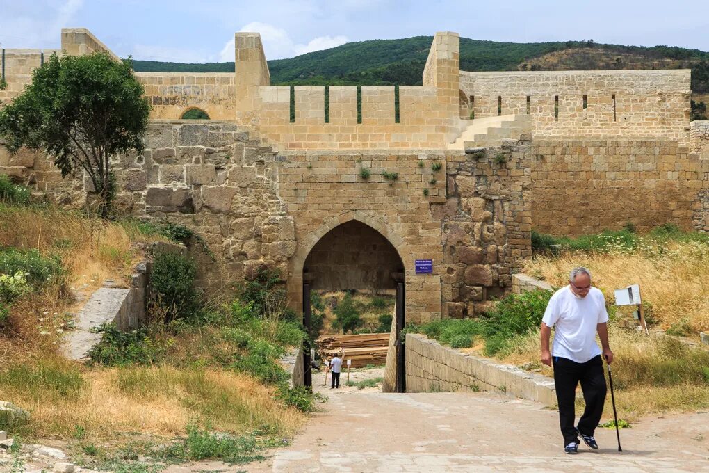 почему дербент назвали каспийскими воротами. дербент каменные ворота. дербентская стена дербент. дербент («связанные врата»). нарын кала вратав позхора в дагестане.