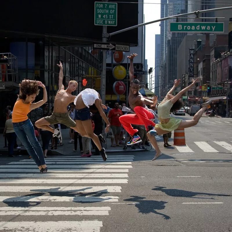Место где танцуют. Танцоры на улице. Уличные танцы. Люди танцуют на улице. Город танцев.