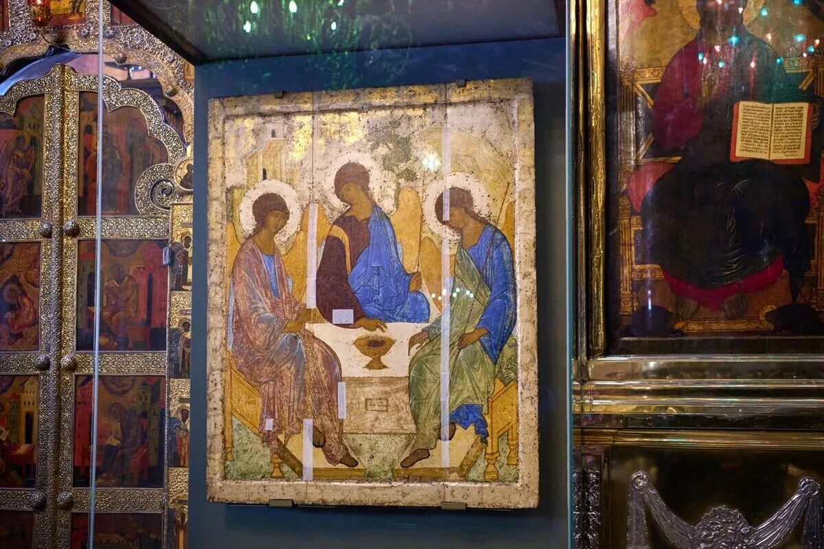 Иконы троица написанной андреем рублевым. Святая троица рублева третьяковская галерея. троица рублева в третьяковской галерее. икона троица андрея рублева.