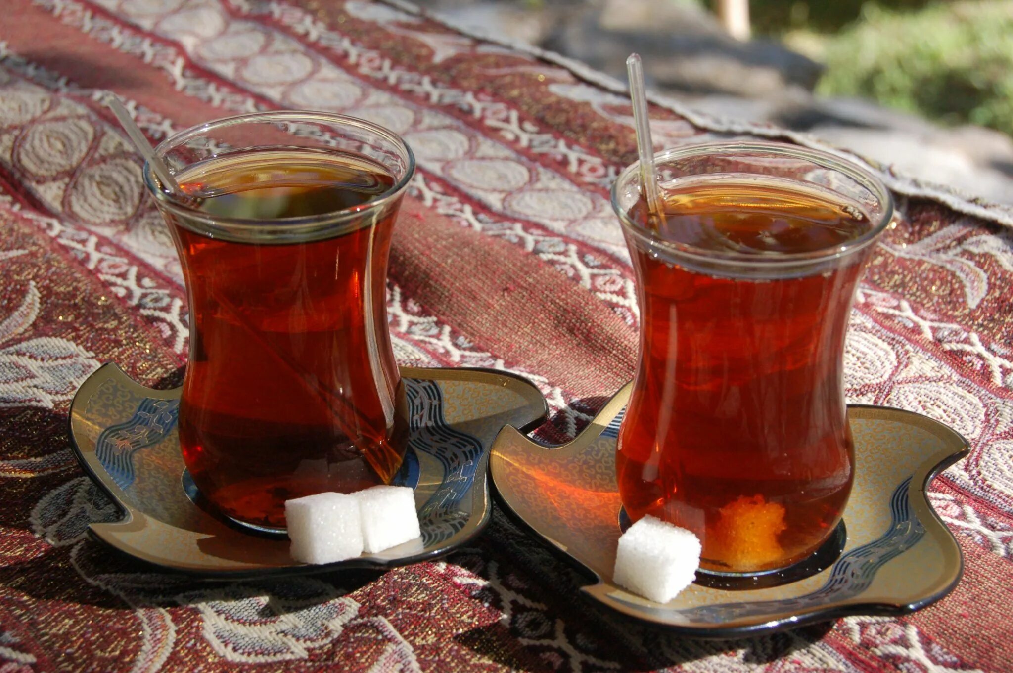 Почему чай сладкий. Азербайджан чай армуды самовар. Армуду чай Азербайджан. Чайхана армуды. Баку чай армуды.