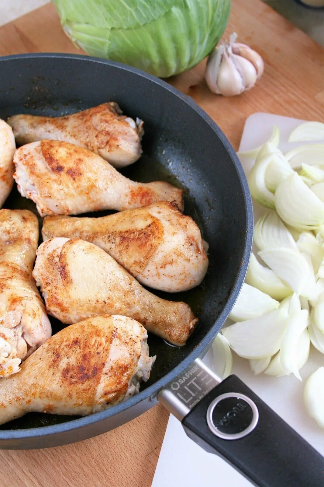 Жареная курица на сковороде. Куриные ножки на сковороде. Куриные голени на сковороде. Сковородка с курицей.