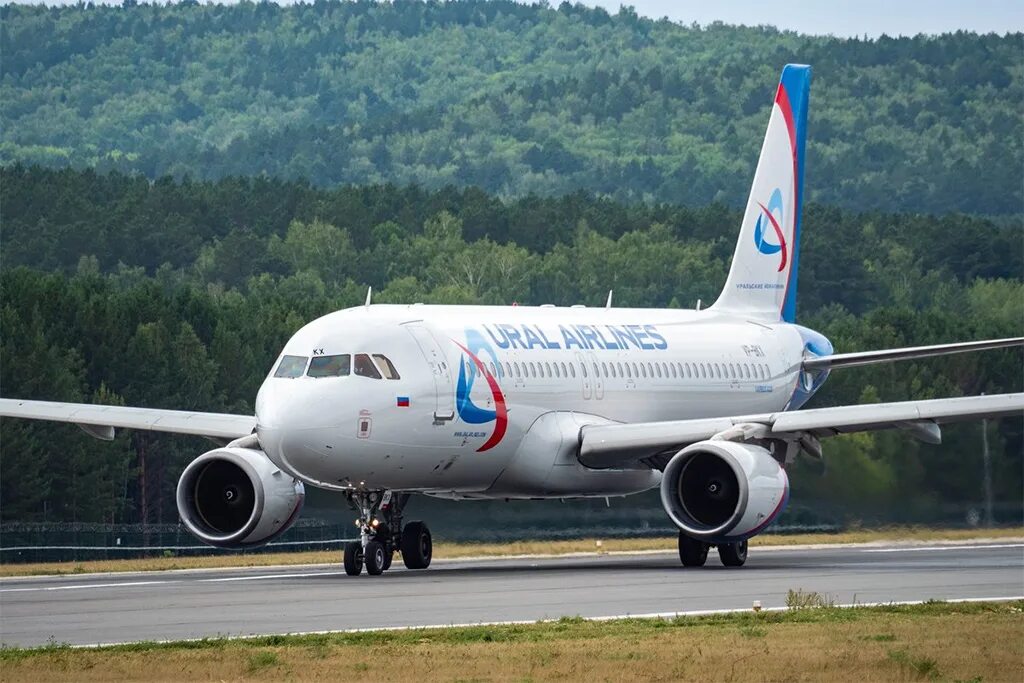 Самолет уральский фото. A319 Ural Airlines. A320 Ural Airlines. Ural Airlines самолеты. Авиапарк уральских авиалиний.