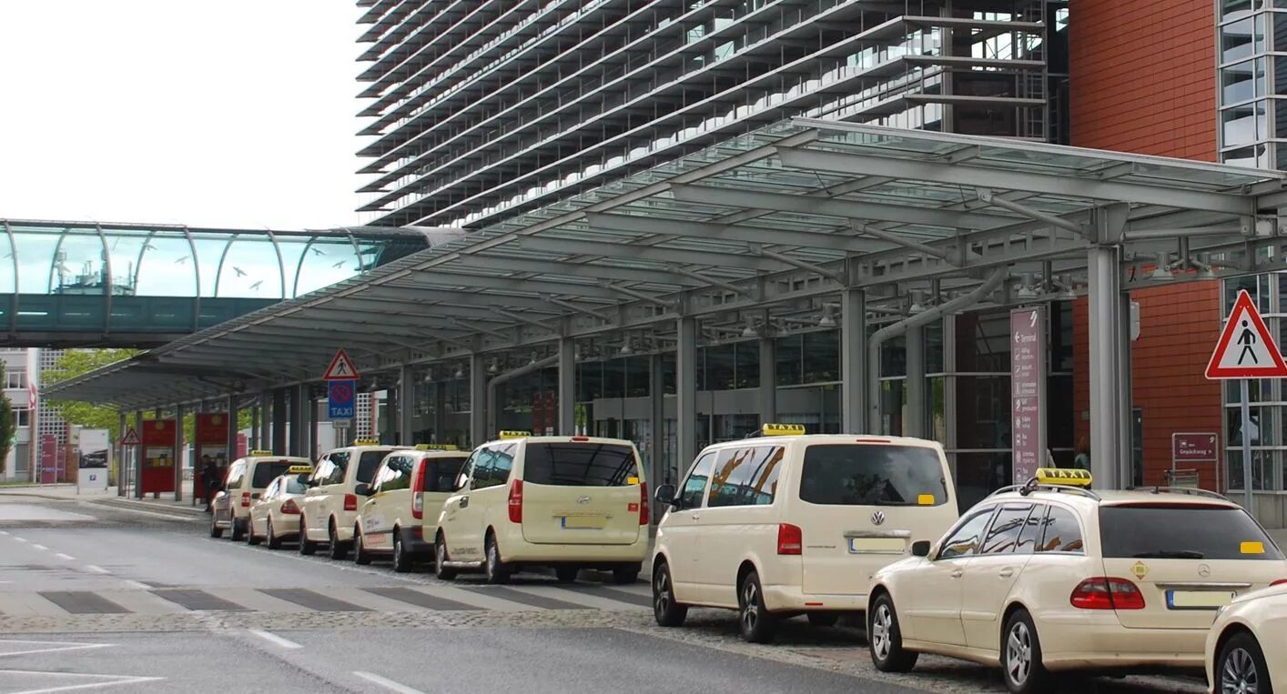 Аэропорт дрезден фото. Дрезден аэропорт. Dresden flughafen с высоты птичьего полета. Дрезден аэропорт. Дрезден аэропорт.