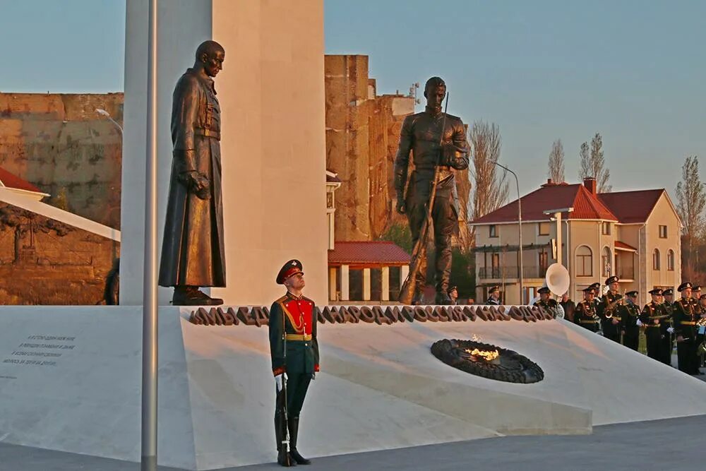 Памятник примирения. Памятник белогвардейцам в Севастополе. Памятник белогвардейцу и красноармейцу в Севастополе. Памятник жертвам гражданской войны в Севастополе. Красноармеец памятник гражданской войне Севастополь.