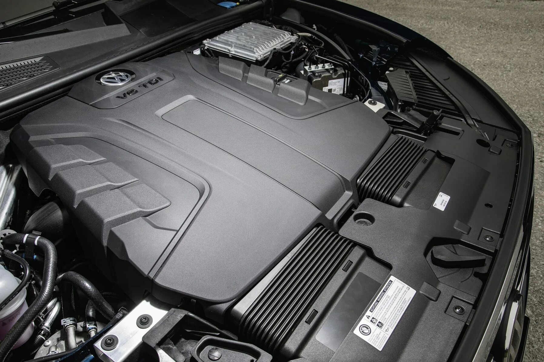 Volkswagen touareg моторы. Туарег 2019 под капотом. Touareg 2018 двигатель. Туарег 2019 подкапотное. Туарег 3.0 дизель 2019.