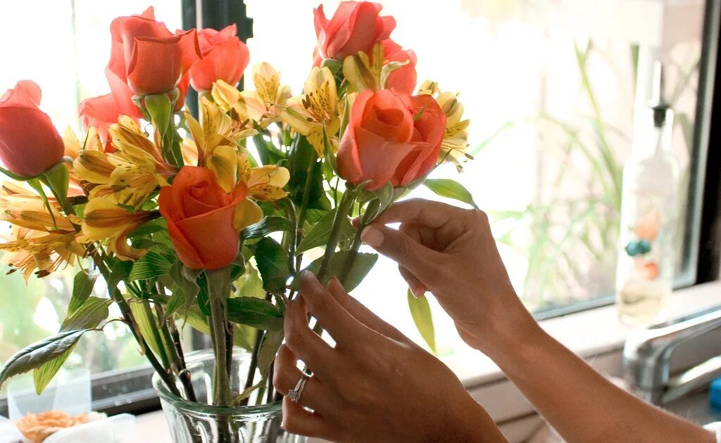 Что нужно сделать чтобы тюльпаны простояли дольше. Букет цветов в вазе. Свежесрезанные цветы. Букет тюльпанов в вазе. Ваза с цветами на столе.