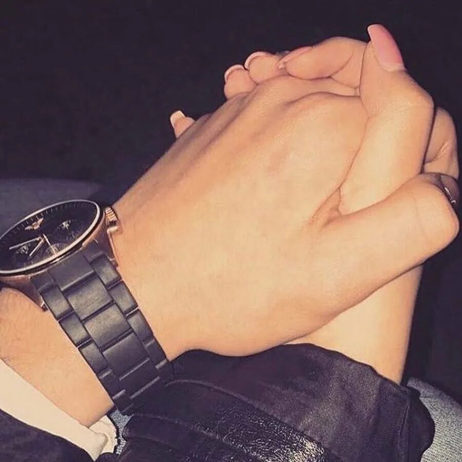Девушка на руках у парня. Руки влюбленных. Парень и девушка держатся за руки. Красивые мужские руки.