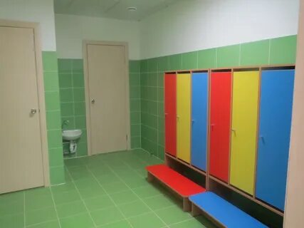 Дети в раздевалке в бассейне
