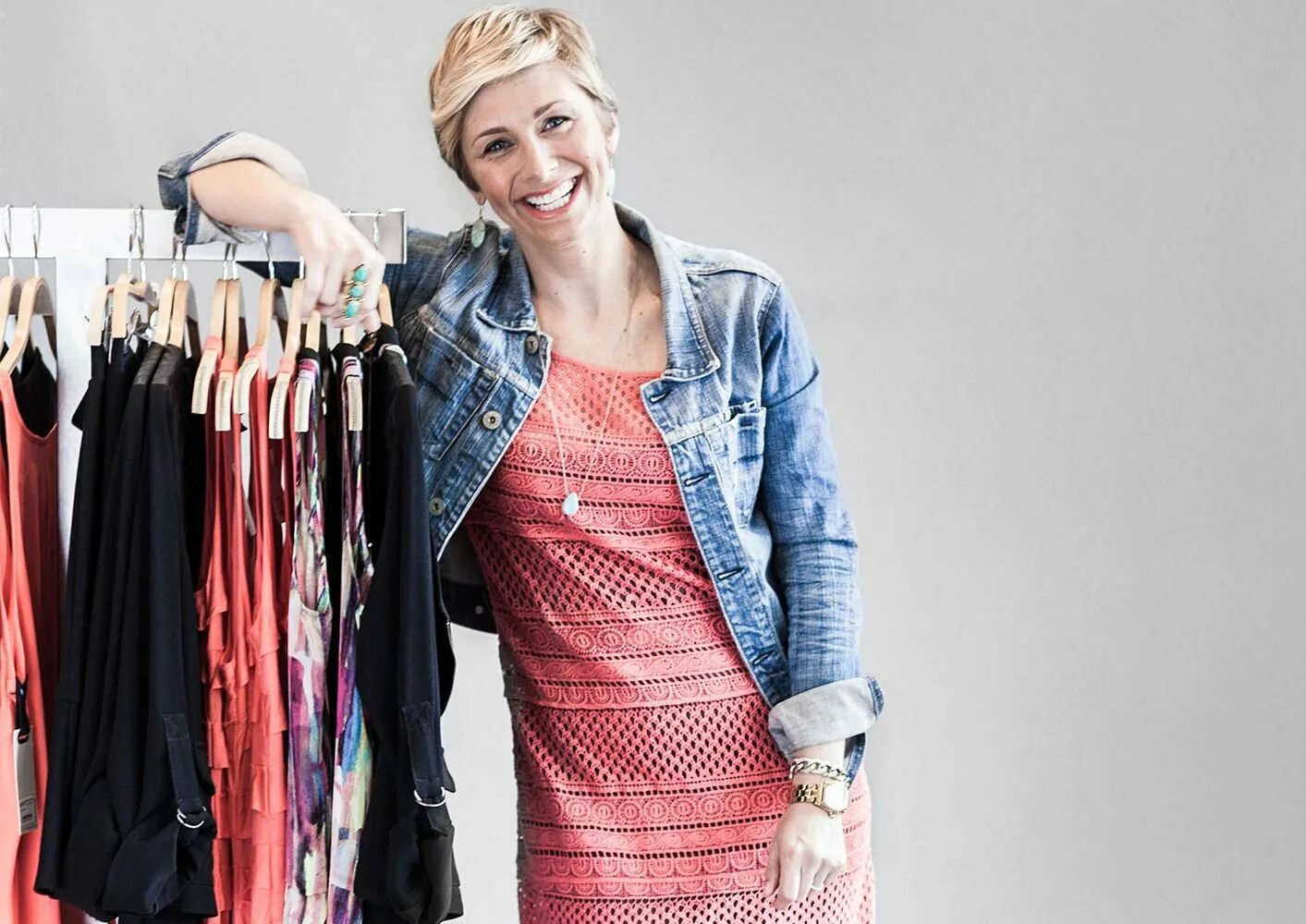 Примерка одежды. Примерка платья. Дизайнер одежды. Девушка в магазине одежды. Стилист одежды профессия.