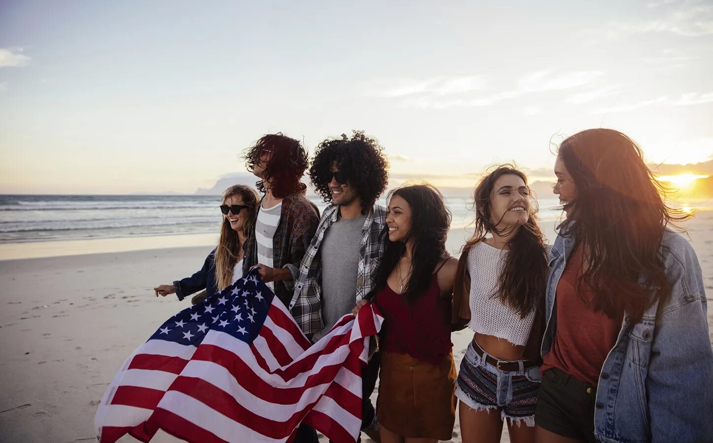 Путешествие на машине. California friends. California friends. Поездка с друзьями. Девушка гуляет вечером.