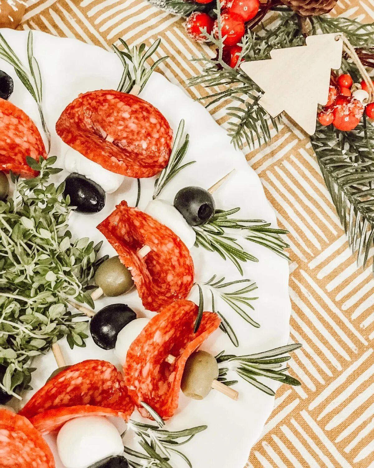 канапе с красной икрой. новогодние закуски. новогодние закуски. закуски на нг. праздничные новогодние салаты и закуски.