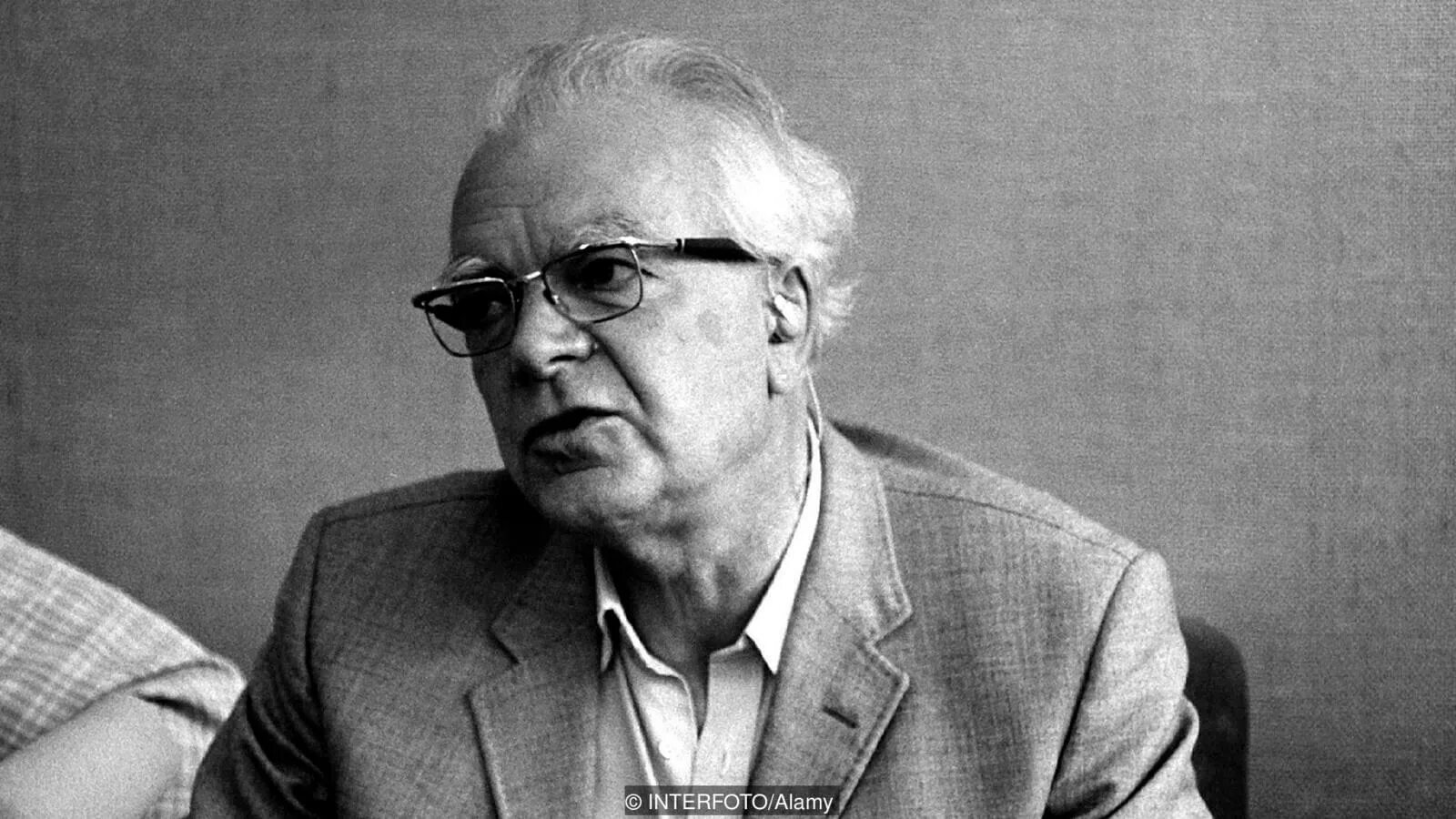 Сайт митчелл. Питер деннис митчелл. уэсли митчелл (1874 – 1948). уэсли клэр митчелл. митчелл ученый.