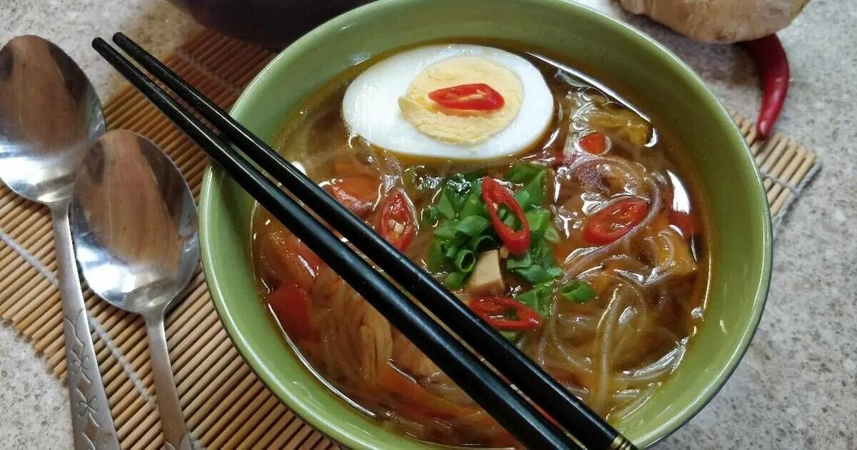 Суп с фунчозой и курицей. Китайская кухня спб f01. Суп рамен с говядиной. Грибной суп с фунчозой. Суп с фунчозой рецепт.