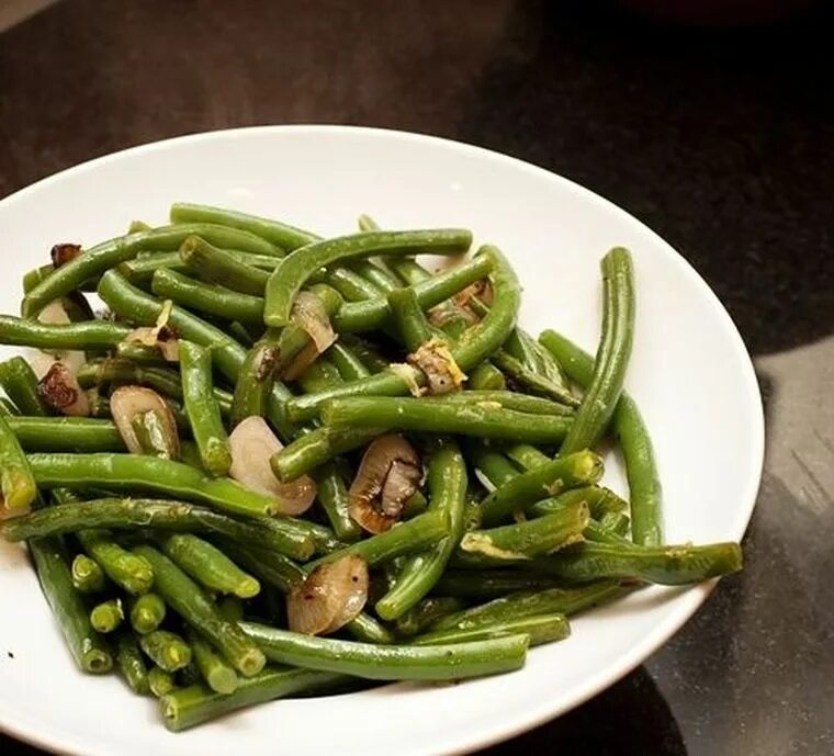 жареная фасоль на сковороде стручковая. жареная стручковая фасоль с чесноком. спаржа фасоль стручковая. спаржевая фасоль жареная. жареная стручковая фасоль.