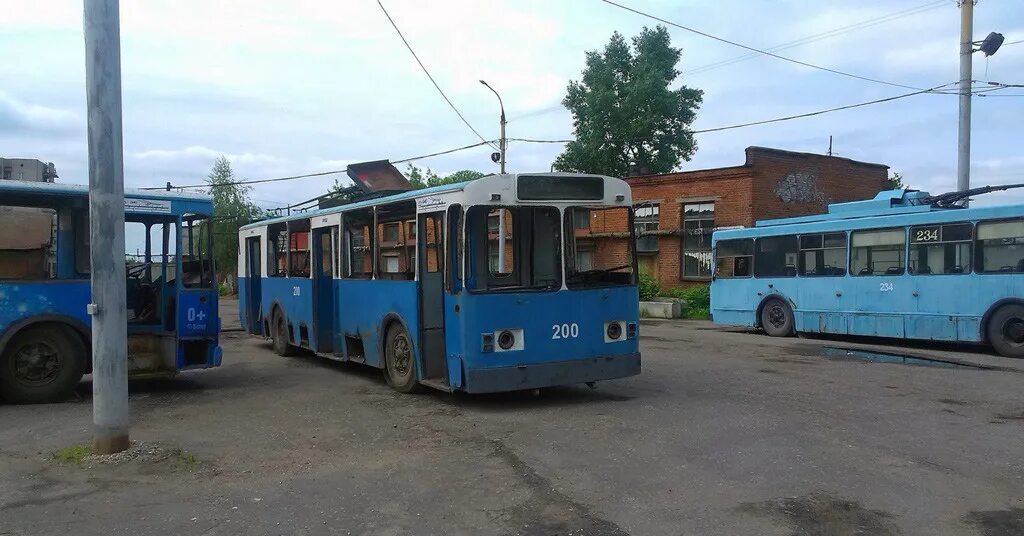 Троллейбус 2 хабаровск. ЗИУ-682 ВМЗ. Троллейбусное депо во Владимире №2. Владимирский троллейбус ВМЗ.