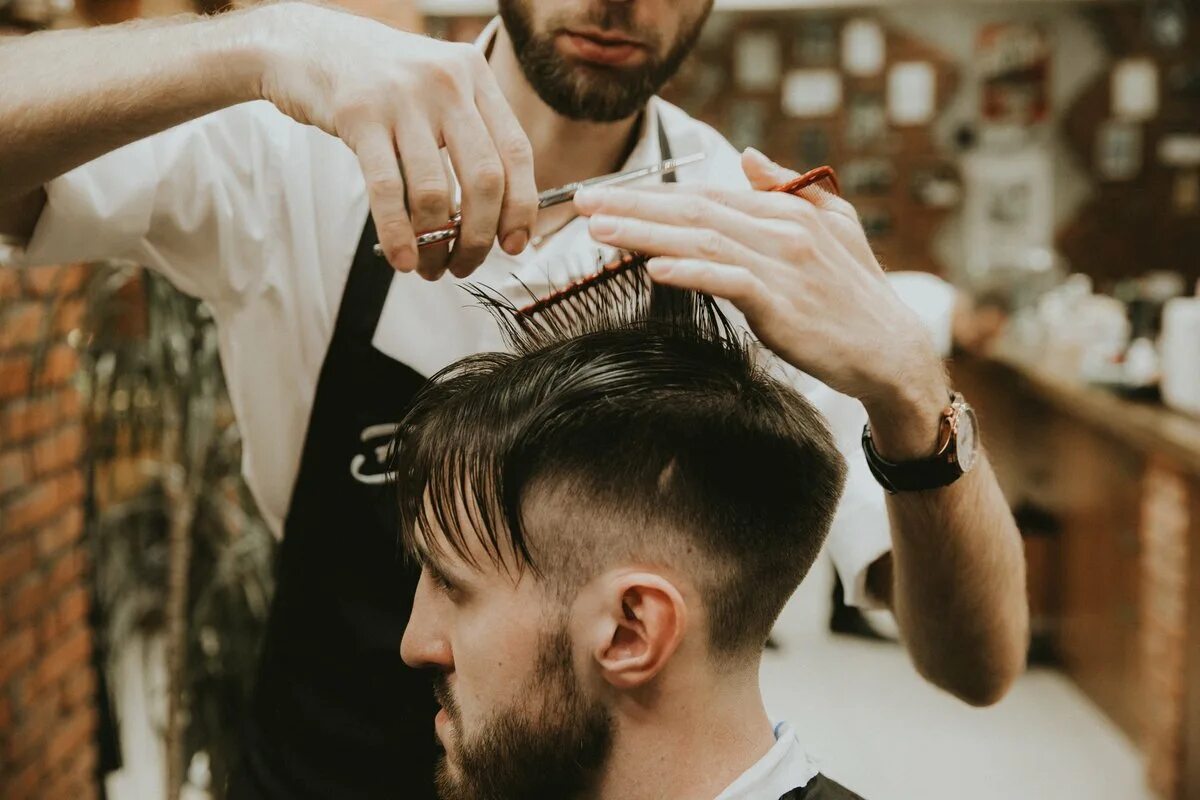 Мужская парикмахерская город. Мужская парикмахерская Brooklyn Barbershop. Парикмахер мужской. Прически барбершоп. Мужской стилист.