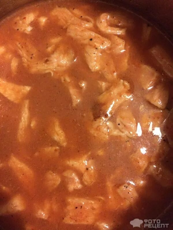 гуляш из говядины с подливкой на сковороде. подлива из говядины в кастрюле. гуляш из свинины с подливкой. баварский гуляш. гуляш из свинины классический в кастрюле.