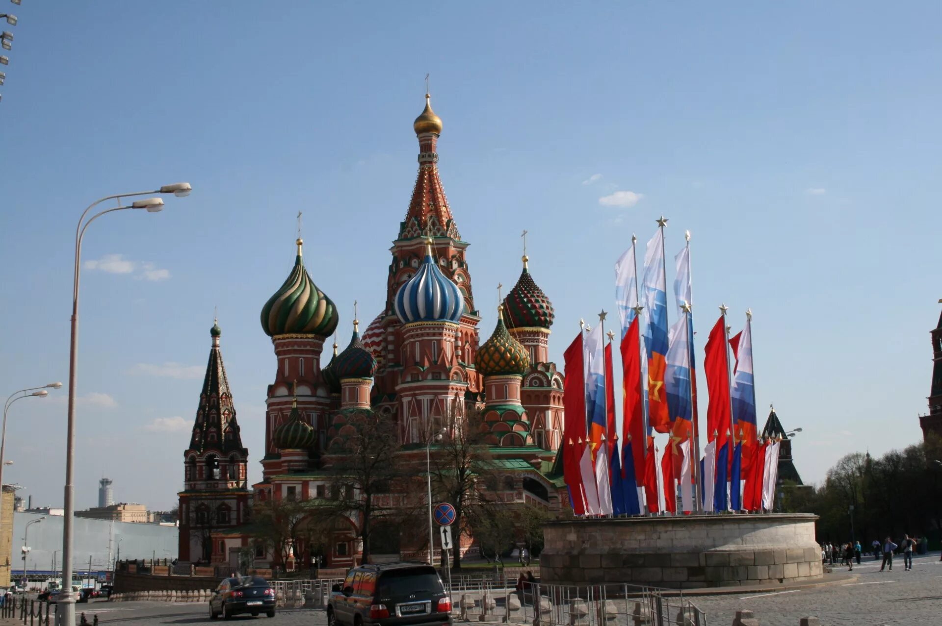 Все фото россии. Храм Василия Блаженного красная площадь. Храм Василия Блаженного флаг России. РФ Штандарт Кремль. Храм Василия Блаженного 9 мая.