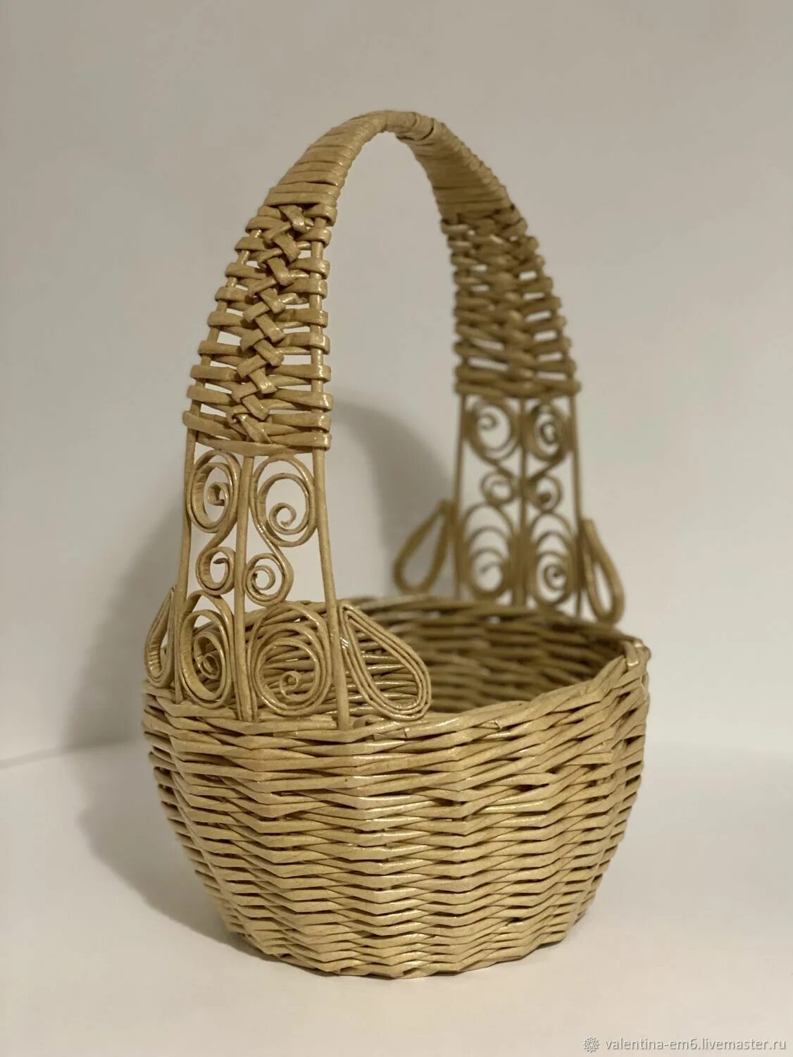 Ажурная корзиночка для ванной. Ажурные корзина. Корзинки пластиковые ажурные. Кружевная корзинка крючком. Ажурные плетёные корзины.