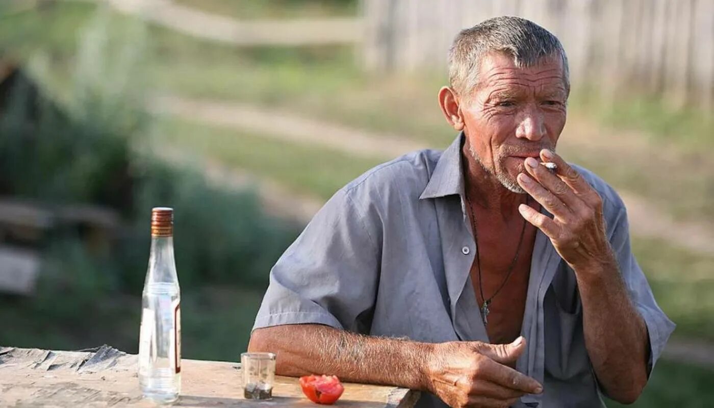 Старый дед пьет. Старик алкоголь. Старый дед пьет. Дед с чашкой чая. Старик за столом.