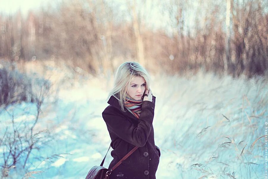 Кария зимой. Девушка в голубом свитере. Зима девушка со спины. Девушка в шубе зимой со спины. Девушка с короткими волосами зимой.