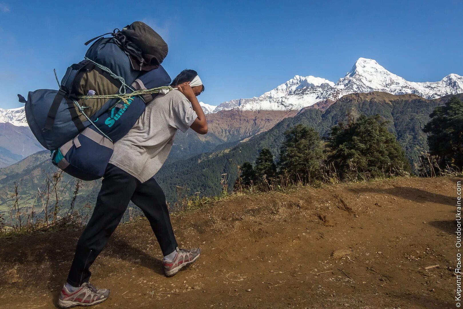 Непал шерпы. Шерпы носильщики. Человек с рюкзаком в горах. Человек с огромным рюкзаком.