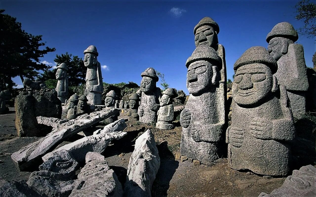 Чеджу Тольхарубан. Остров Чеджудо в Южной Корее. Корея Чеджу статуи. Чеджу каменные истуканы.