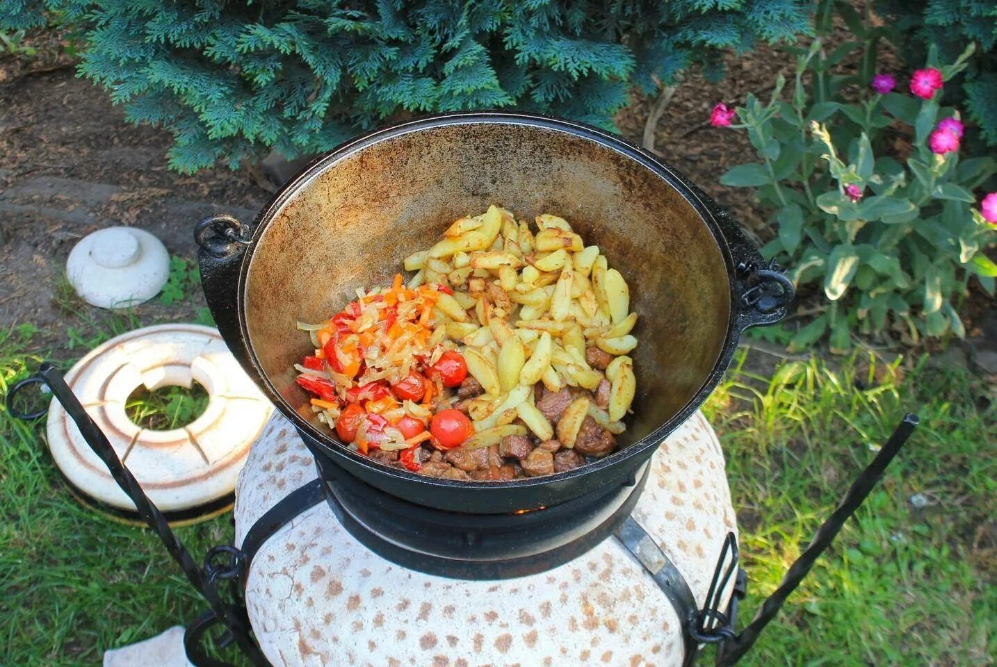 Картофель в казане на костре. Картошка с мясом в казане на костре. Жаркое в казане с картошкой на костре. Картошка с мясом на костре.