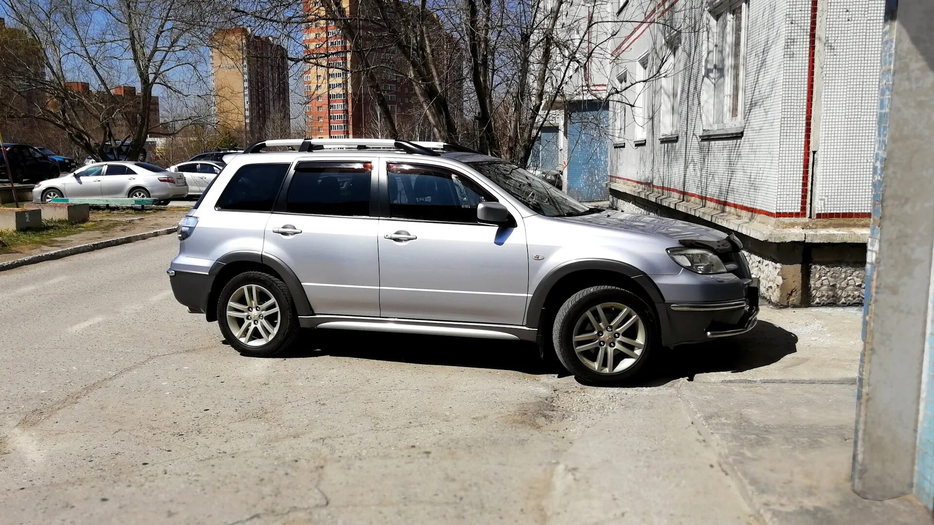 Белый аутлендер 3 r18. Диски аутлендер 2. Диски аутлендер 2. 255/55 r18 outlander xl. Mitsubishi outlander 3 r19.