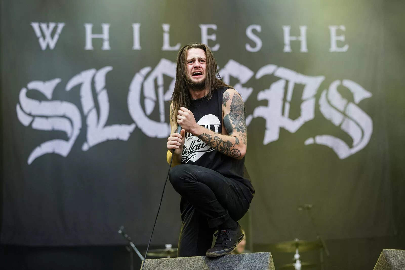 While she sleeps self hell. Шон Лонг while she Sleeps. Группа while she Sleeps. Вокалист while she Sleeps. Лоуренс Тейлор while she Sleeps.