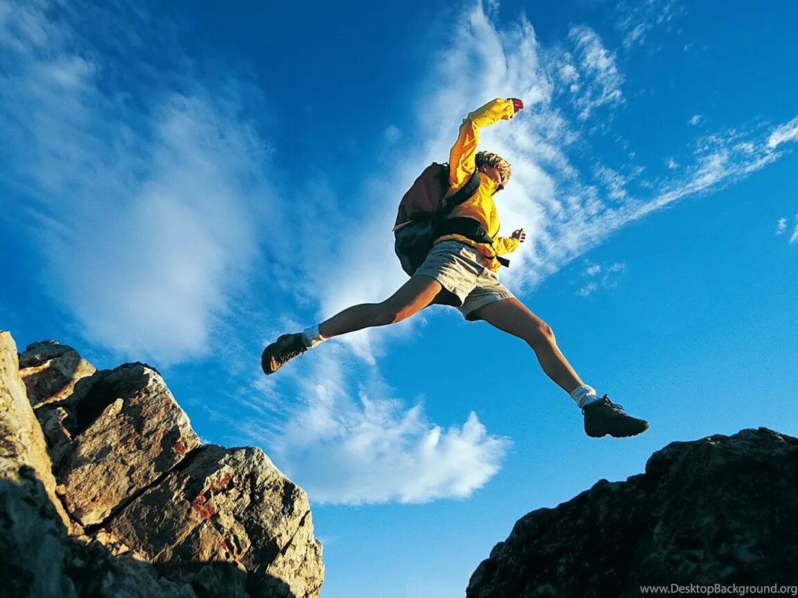 Стремление к счастью 4. Прыжок с горы. Красивый прыжок. В прыжке. Креативный прыжок.