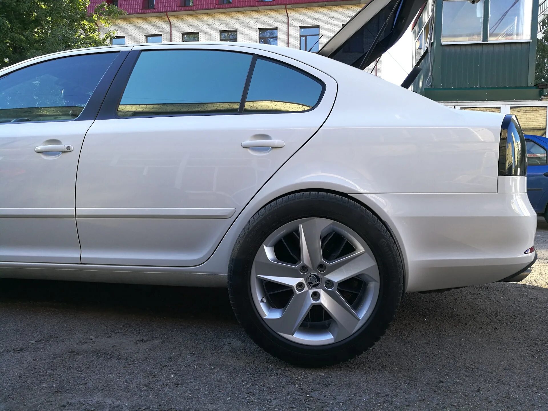 Колеса на шкоду октавию а5. Dorado r17 Skoda. Dorado r17 Skoda Octavia. Диски Dorado r17 Skoda Octavia a5.