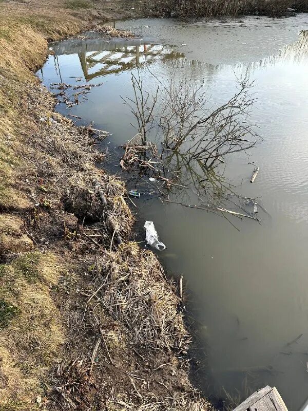 Лед на речке. Лед на реке. Весенняя река. Ледяная река. Апрель ледолом.