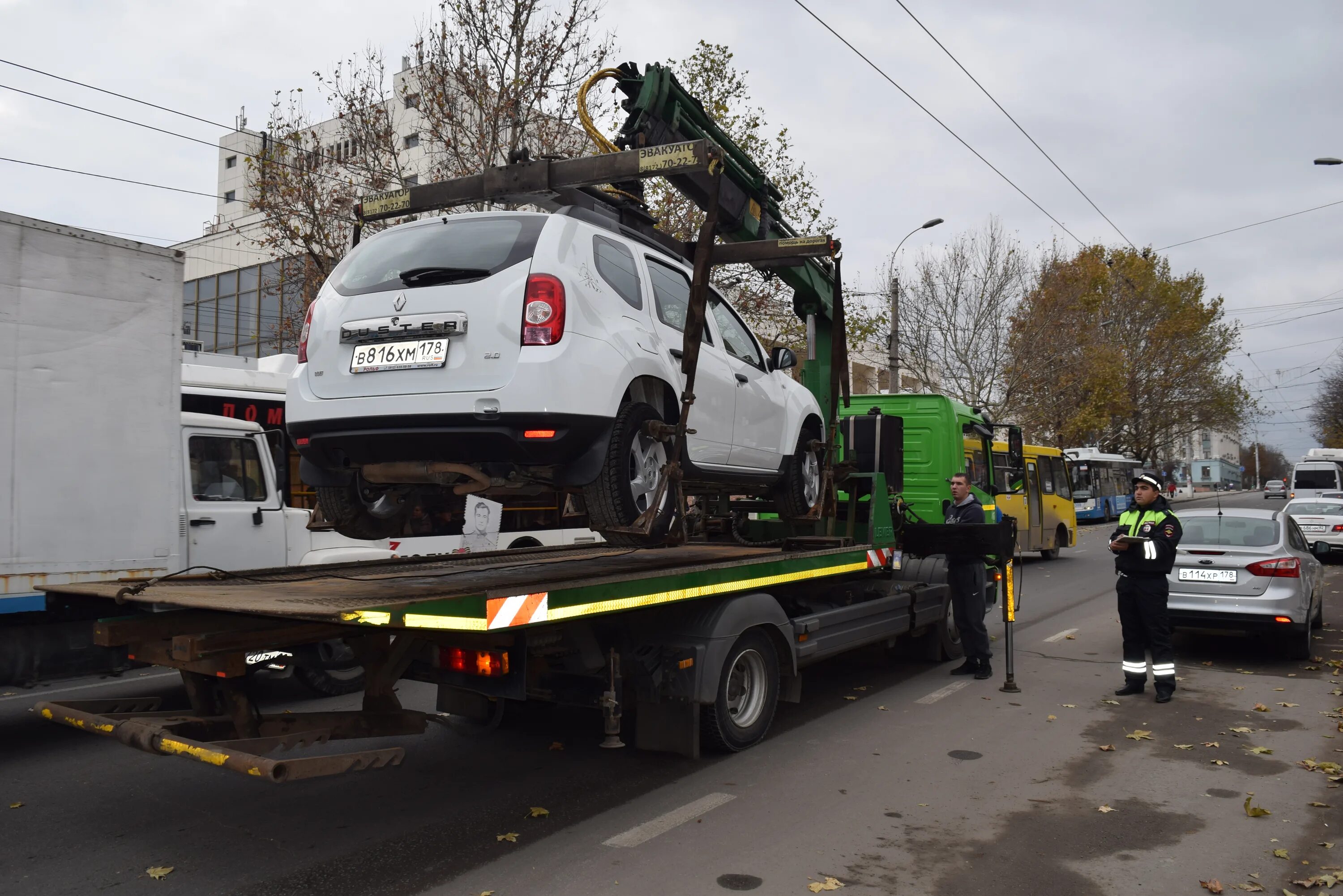 Автомобиль эвакуация автодруг. Эвакуация автомобиля. Техник по эвакуации автомобилей. Эвакуатор увозит машину Курск. Эвакуация автомобиля Фотобанк.