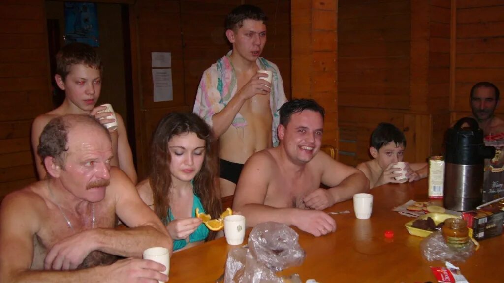 девушки в парилке с мужчиной. баня жена группа. семейный корпоратив в бане. семейный корпоратив в бане. баня жена группа.