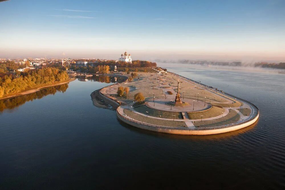 Ярославская стрелка. Ярославль стрелка рек Волги и Которосли. Стрелка Ярославль. Стрелка в Ярославле место слияния Которосли и Волги. Город Ярославль река Волга и Которосли.