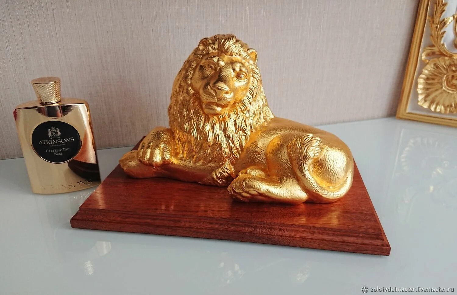 Gold lion. Золотой Лев кинонаграда. Кинопремии золотой Лев. Пупынин золотой Лев. Золотой Лев статуэтка.