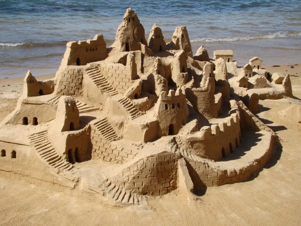 Sandcastle picture. Песочный замок. Замки из песка для детей. Песочный замок дети. Постройки из песка.