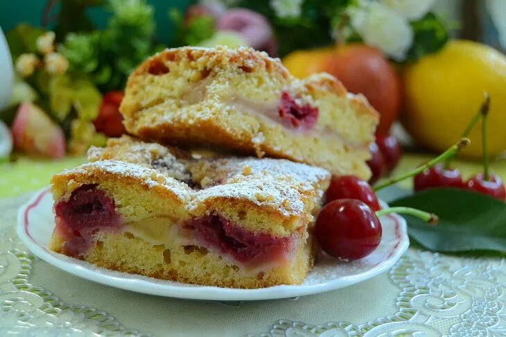 Пирог с яблоком и вишней. Шарлотка с яблоками и вишней. Пирог песочный «яблочный - вишней». Яблочно вишневый пирог. Пирог крошка с яблоками