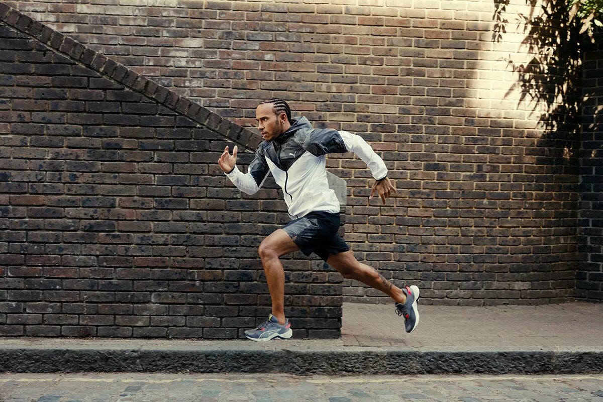 Running for cover. Puma Льюис Хэмилтон. Puma реклама 2022. Льюис Хэмилтон на пробежке. Puma для пацанов.