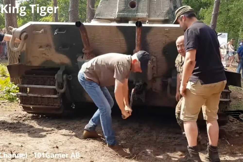 Заводят танк. Запуск танка с Кривого. Запуск танка вручную. Кривой стартер. Запусти танковый