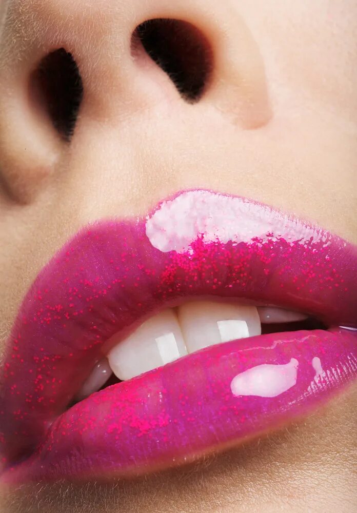 Под губой песня. Картинки губ. Малиновые губы. Малиновый цвет губ. Губы картинки красивые.