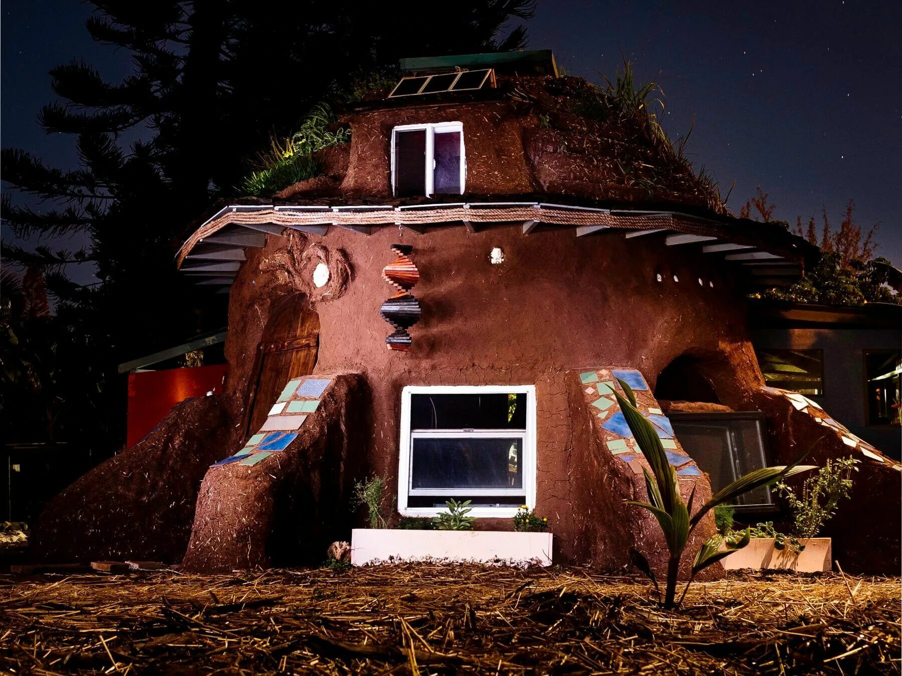 They build their house. Earthbag Dome. Earthbag House. Необычный дом. Необычные домики.