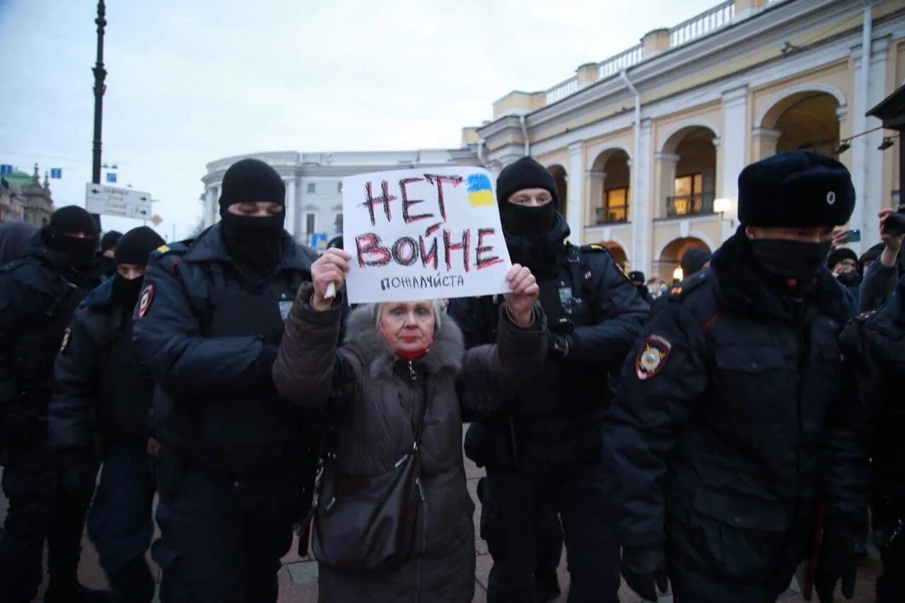 Нет войне с Украиной. Плакаты нет войне протесты в России. Нет войне пикеты аресты. Антивоенные протесты в России.